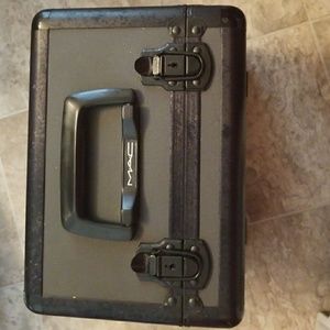 MAC HARD MAKEUP CASE